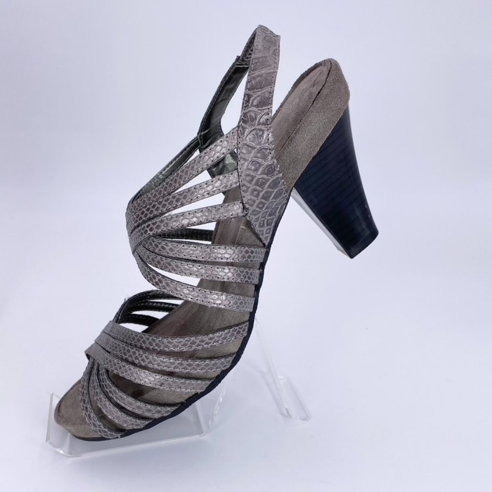 AEROSOLES 10M HELPING HAND SILVER/GRAY SNAKE FAUX LEATHER STRAPPY 3 IN. HEELS